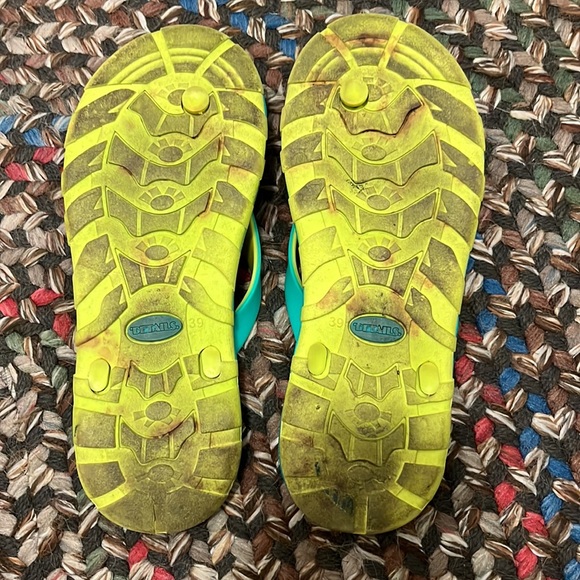 2 pairs of flip flops - Picture 4 of 4